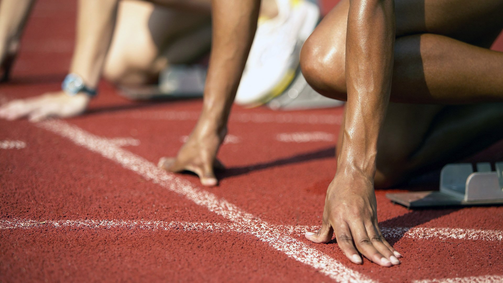 主教练提醒球员避免情绪波动强调稳定心态是关键因素，如何管理球员在比赛中的情绪