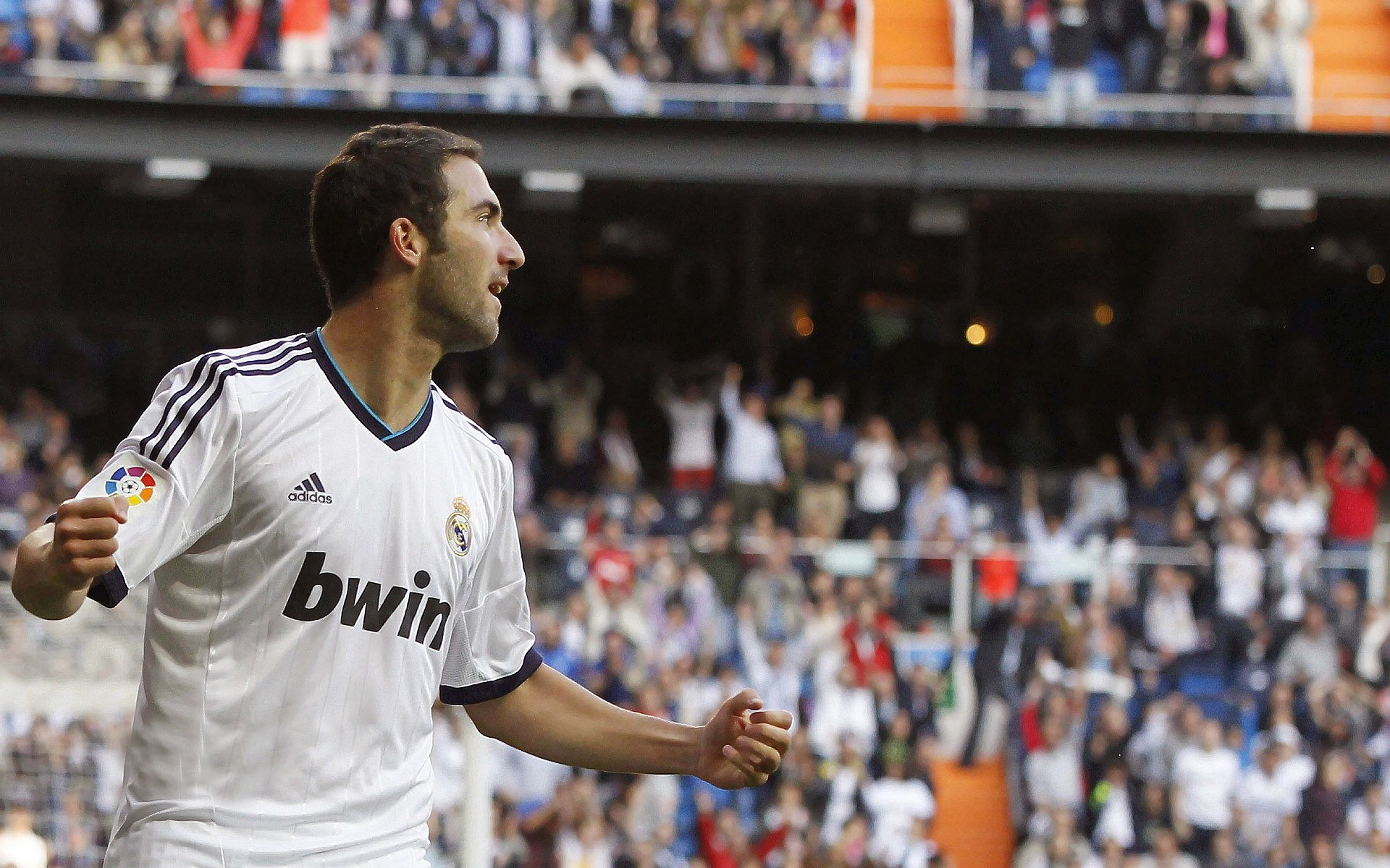 爵士后卫完成压哨绝杀点燃主场氛围，爵士队控球后卫